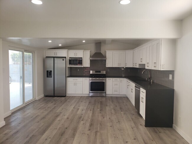 Foto del edificio - 6200 Coldwater Canyon Ave