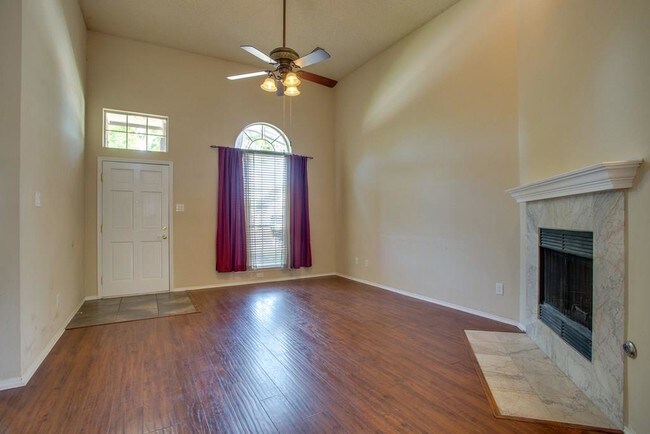 Building Photo - 573 Lake Forest Dr