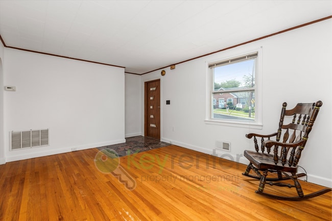 Building Photo - Bright 2BR/1BA Apartment with Private Entr...