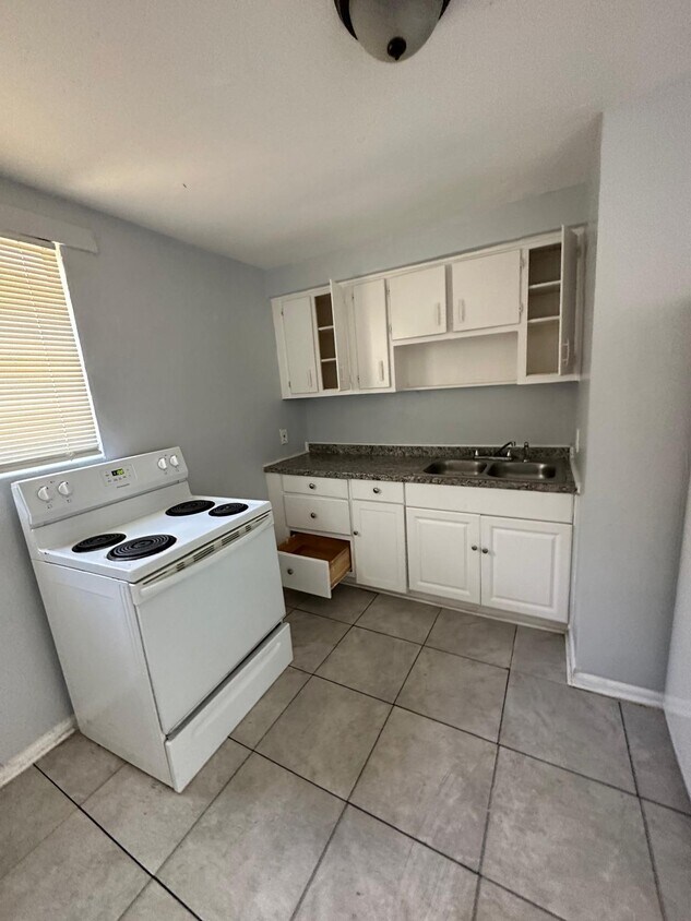 Primary Photo - 1305 W 6th St