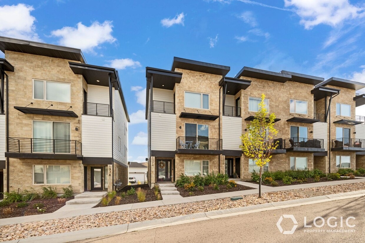 Primary Photo - Beautiful Row End Townhome in Park City Utah!