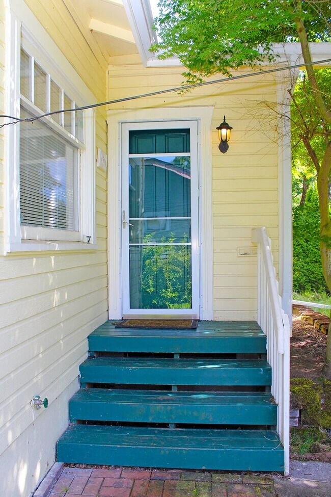 Foto del edificio - Adorable 2++ Bedroom, 2 Bath Brooklyn Bungalow - steps to MAX line