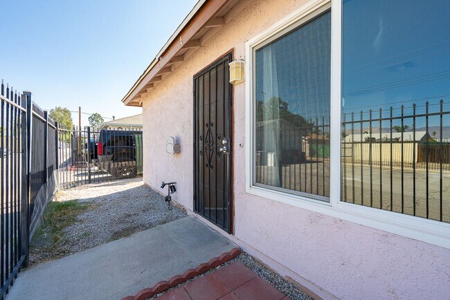 Foto del edificio - 2 BR 1 BA in Hemet. Unit in a single story...