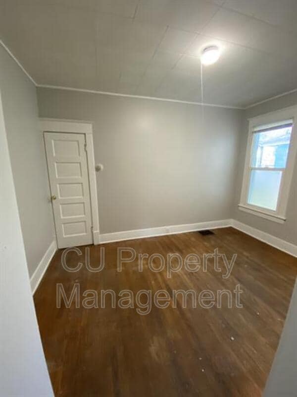 Building Photo - 615 W White St