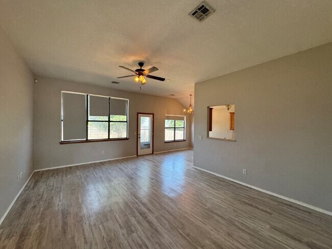 Foto del edificio - 3 bed 2 bath home for rent in Norman near SE 24th and Lindsey, new paint, new flooring, great area!