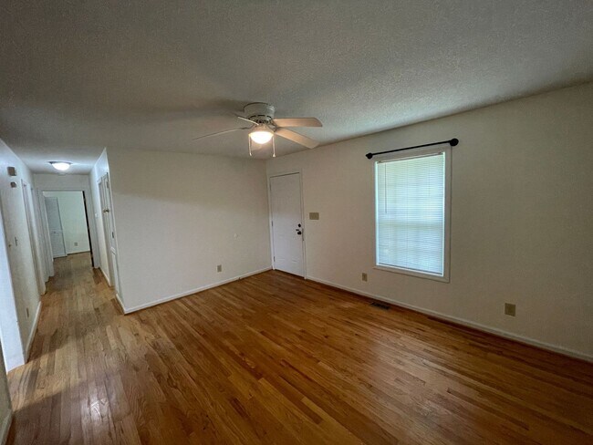 Foto del edificio - 3 bedroom 2 bath house available