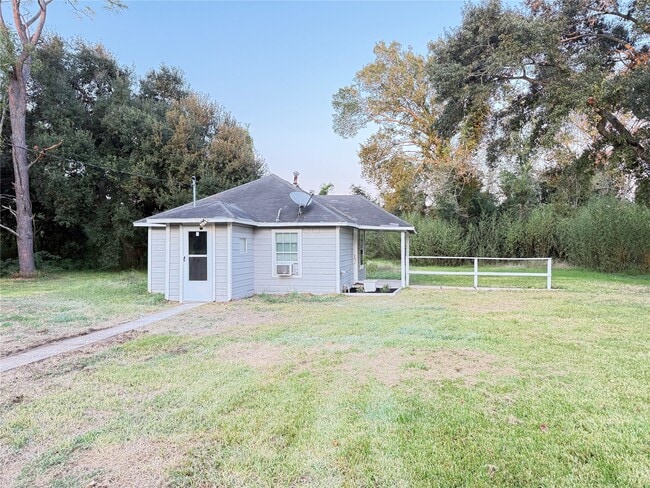 Building Photo - 17119 TX-35