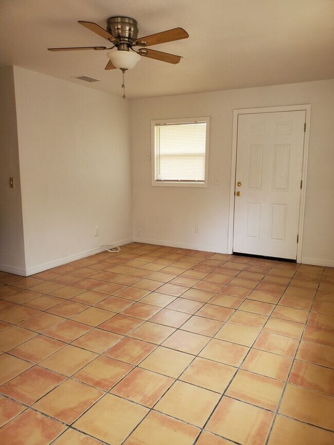 Building Photo - Nice home FOR RENT in St Pete