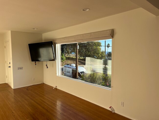 Livingroom - 906 W 37th St