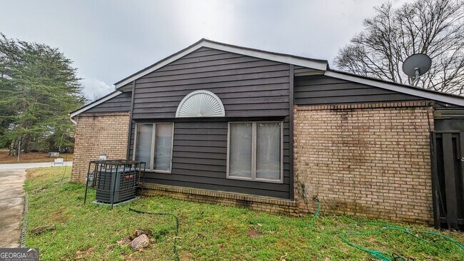 Foto del edificio - 1511 Stoneleigh Cir
