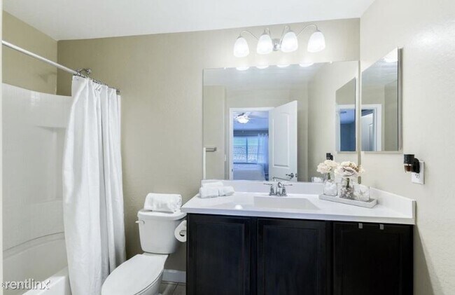 Foto del edificio - 2 br, 2.5 bath Townhome - 240 West Juniper...