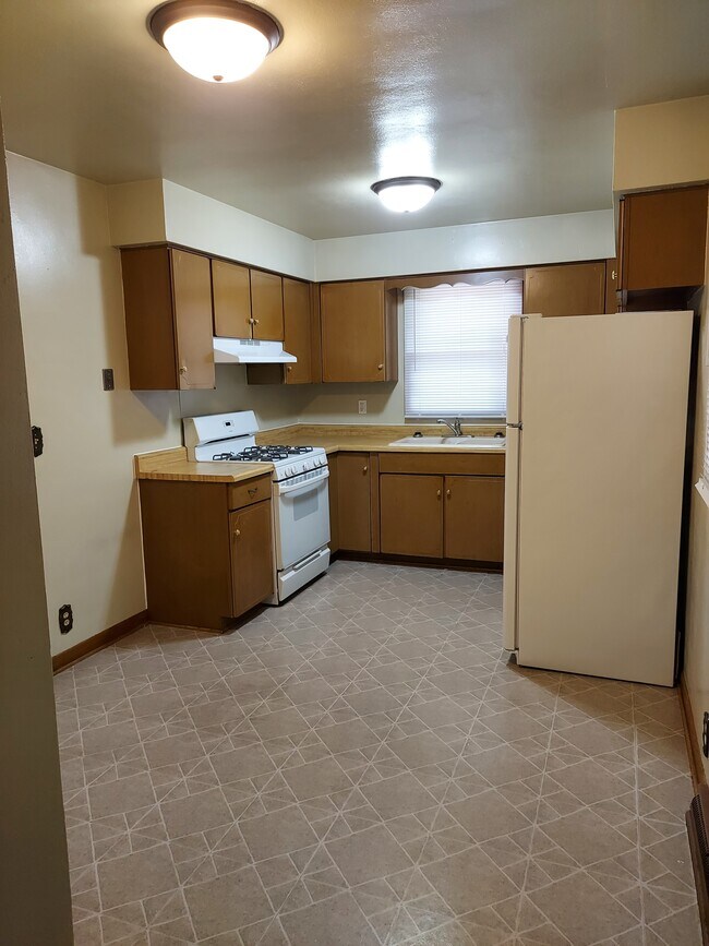 Kitchen - 546 Pearl Ave
