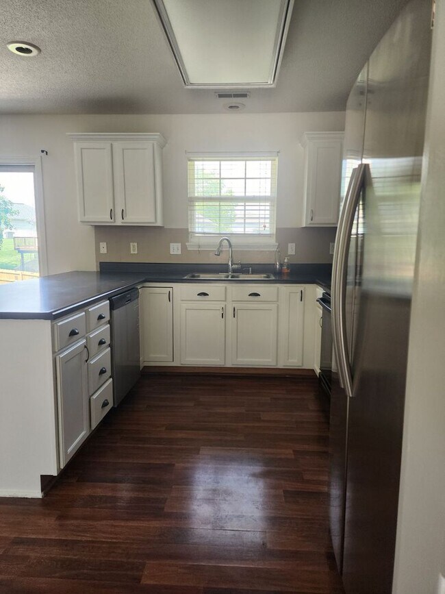 Building Photo - Single Family Home - Available For Rent!
