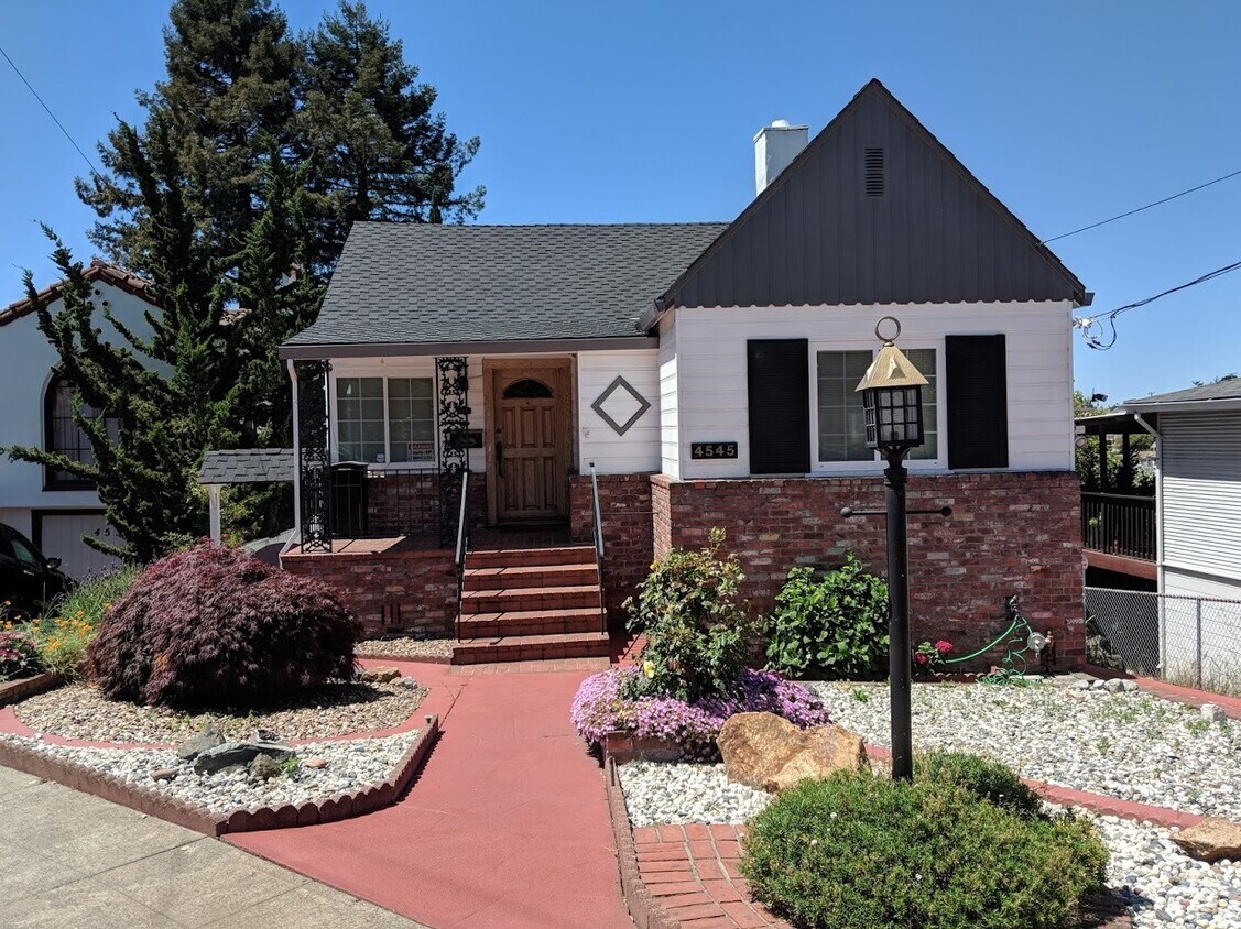 Foto principal - Coming Soon! Lovely Redwood Heights Home w...