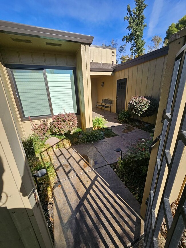 Building Photo - 2 BEDROOM 2 BATH WITH LARGE DEN IN THE BEA...