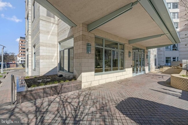 Building Photo - 851 N Glebe Rd