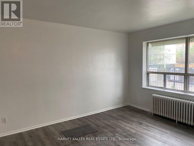 Photo du bâtiment - 1582 Bathurst St