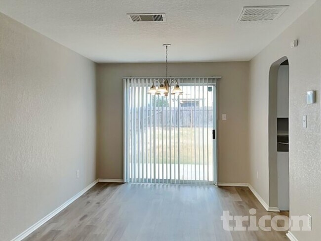 Building Photo - 11319 Saratoga Coach