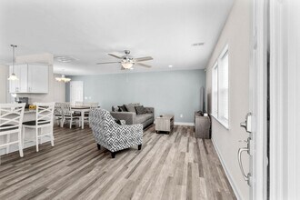 Building Photo - 433 Belle Dr