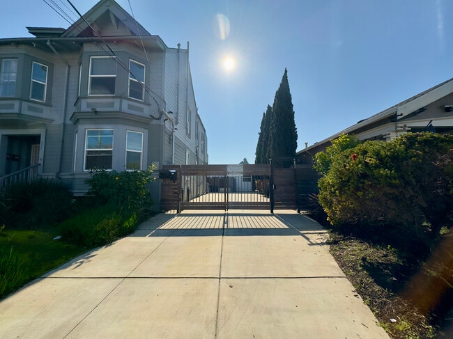 Building Photo - 711 32nd St