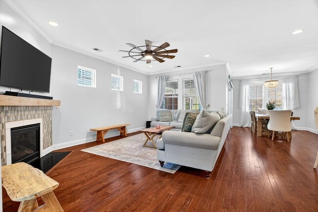 Building Photo - Experience Elevated Living on Cutleaf Drive!