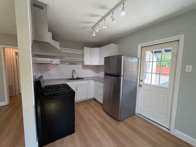 Foto del edificio - Charming 2 Bed / 1 Bath – Newly Remodeled with Bonus Space!