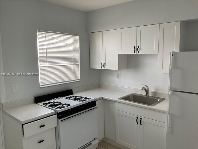 Building Photo - 1420 NE 171 St