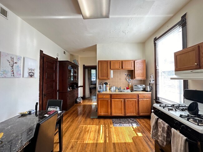Foto del edificio - 3626 N Marshfield Ave