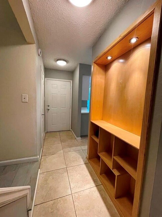 Building Photo - 2-bedroom 2 full bathroom condo in desirab...