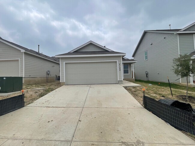 Building Photo - Beautiful New Home in Crescent Hills!