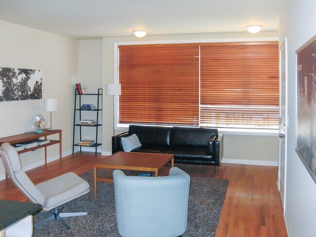 Foto del edificio - 6617 S Ingleside Ave