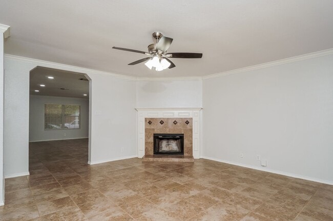 Building Photo - Large 5 Bedroom! $250 off the first full month!