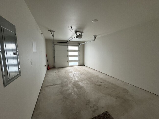 Foto del edificio - Whitefish townhouse for rent! 3 bed 2.5 bath 1 car attached garage. Walking distance to downtown ...