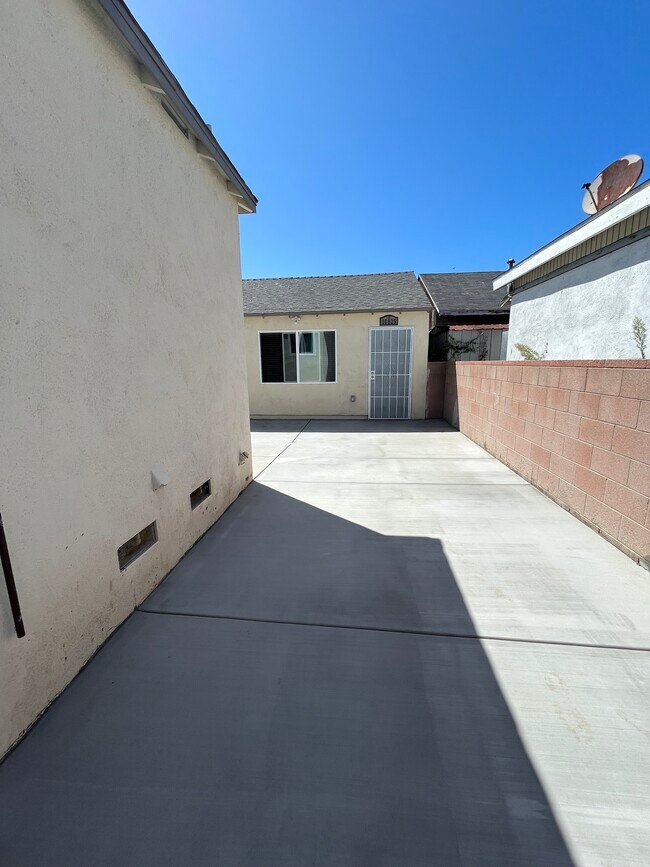Building Photo - 16825 La Salle Ave