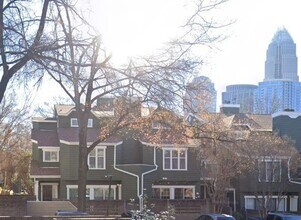 Building Photo - 425 W 8th St