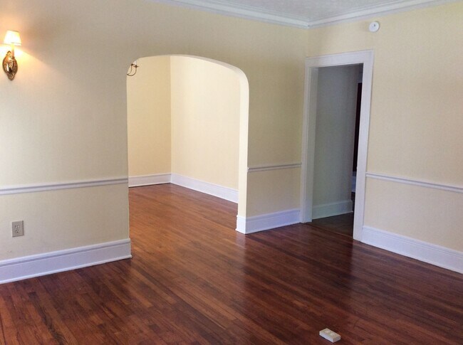 Building Photo - Beautiful Five-Points House!