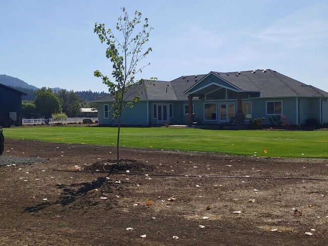 Foto del edificio - Custom built 3 bedroom, 2.5 bath home with...