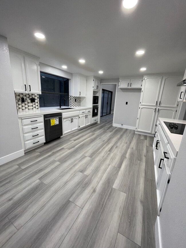 Building Photo - 515 Loma Verde Dr