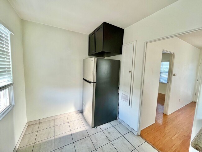 Foto del edificio - Upstairs 1 Bedroom Available with A/C in G...