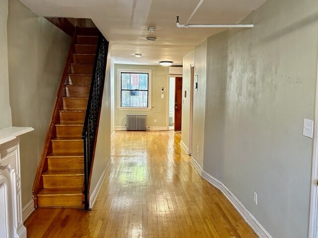 Building Photo - SPACIOUS 2 BEDROOM DUPLEX w/PRIVATE YARD