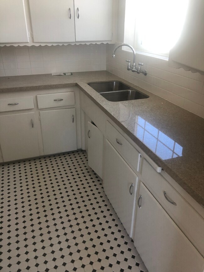 Building Photo - 609 Midvale Ave