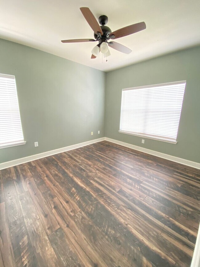 Building Photo - 3Bed/2Bath Available September 2025!