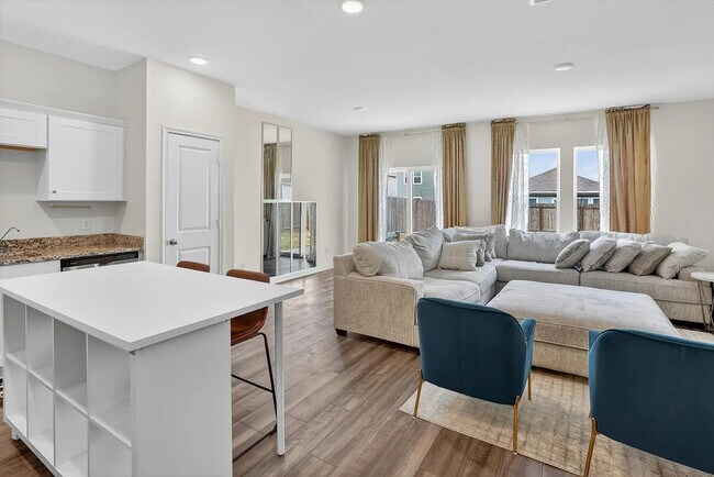 Foto del edificio - Room in House on Maple Ter