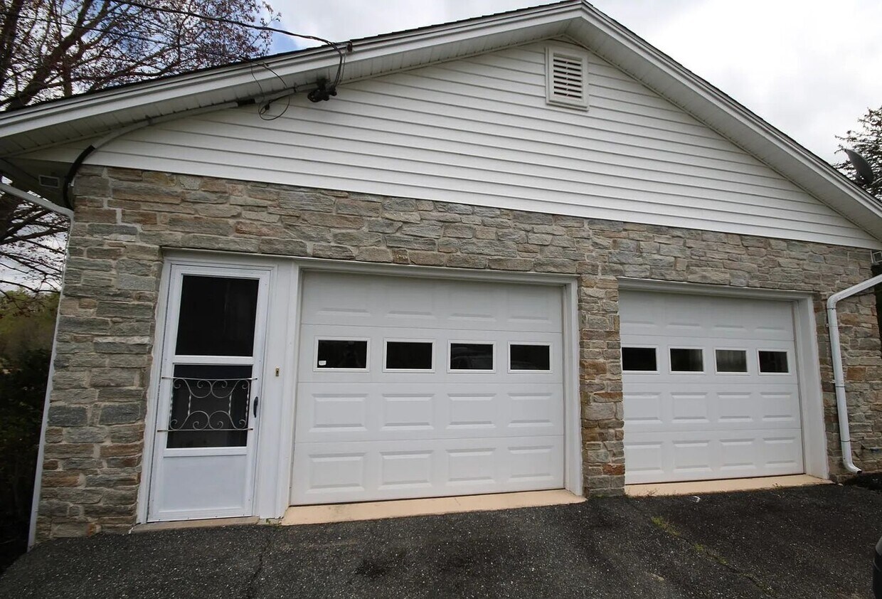 Foto del edificio - Charming 3-Bedroom Home with Country Feel & Spacious Yard