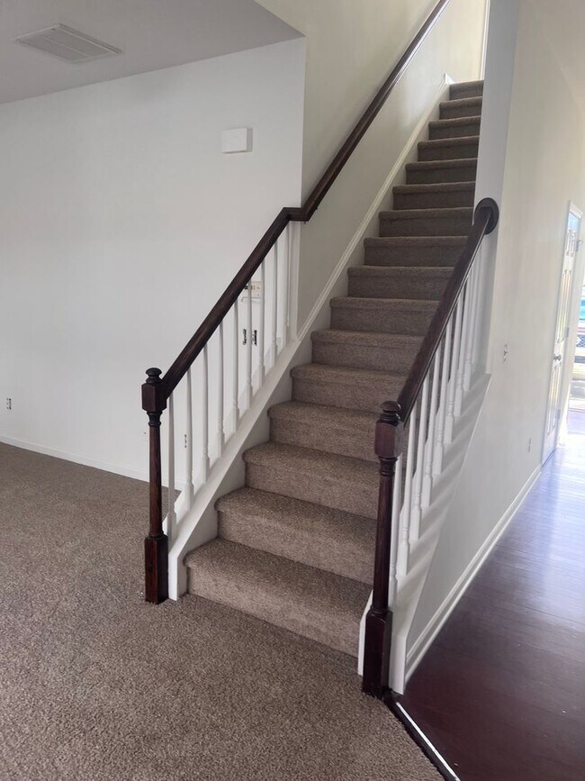 Building Photo - Beautiful Two-Story Townhome for Rent - Fr...