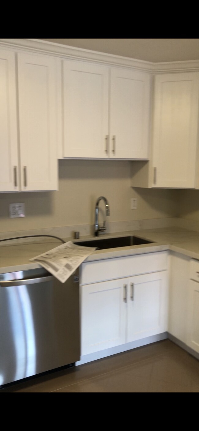 Kitchen - 553 Frederick St