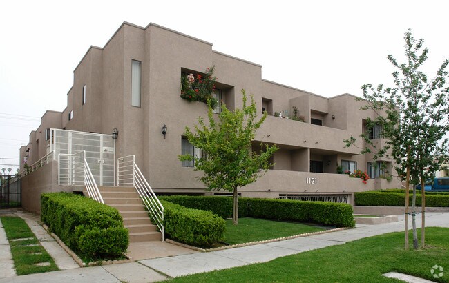 Foto del edificio - 1121 Thompson Ave