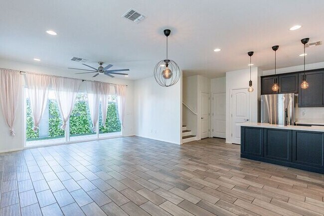 Building Photo - Amazing 3 bed 2.5 bath near Phoenix Mounta...
