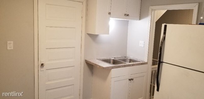 Foto del edificio - 2 br, 1 bath Apartment - 300-1/2 W. 13th St.