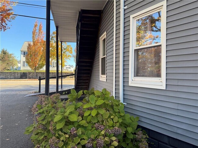 Building Photo - 692 East Ave